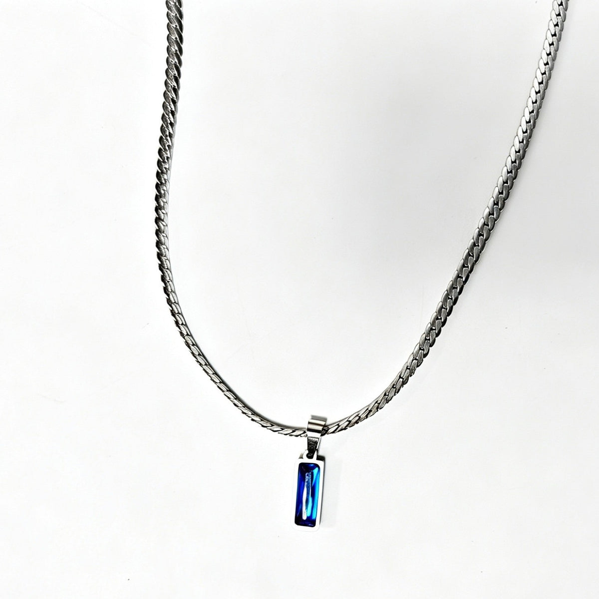 Zircon Embossed Geometric Necklace
