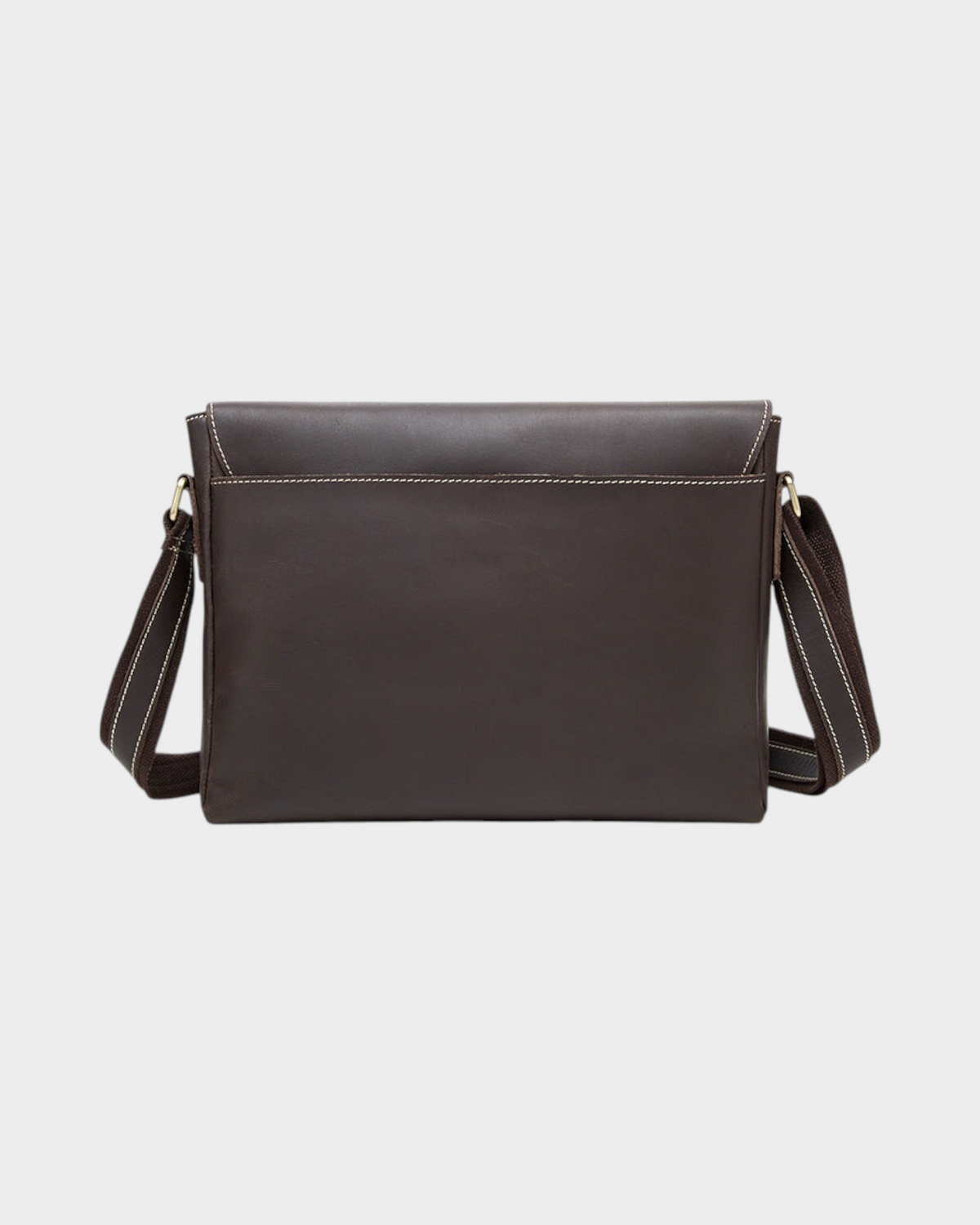 SIEVRA Patina messenger bag carried, lifestyle shot