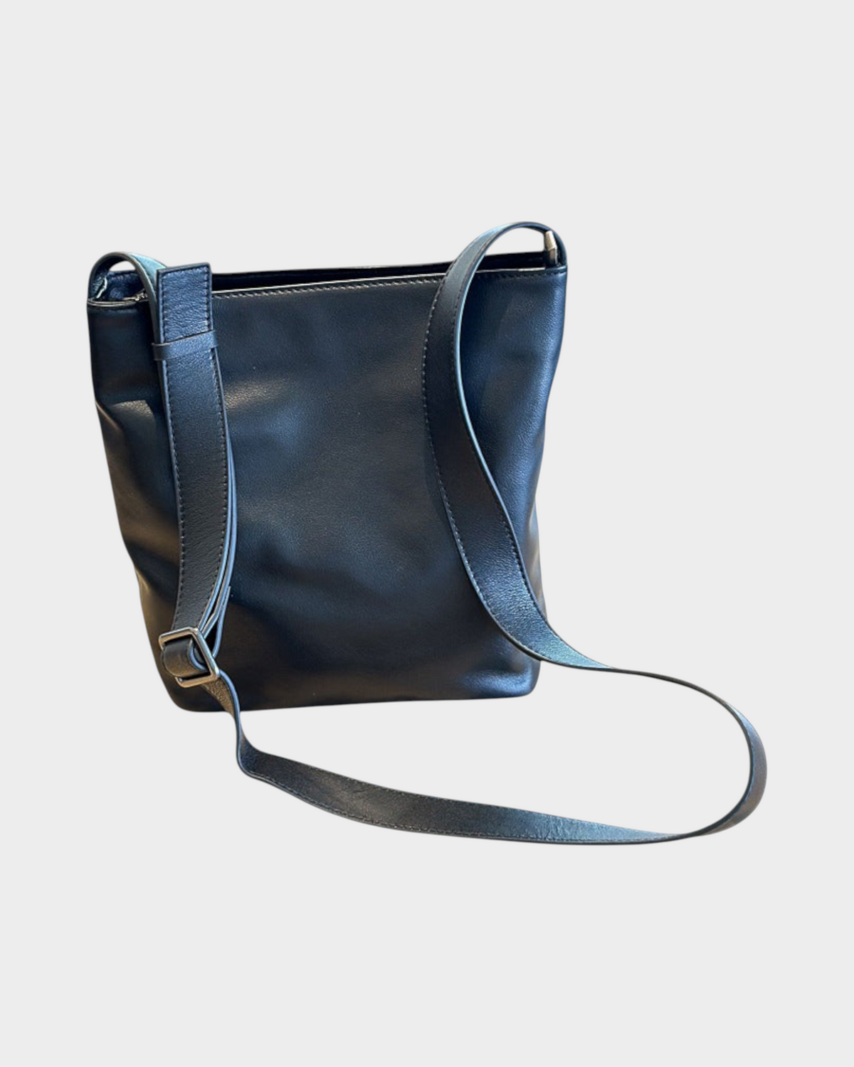SIEVRA Basin full-grain cowhide leather bucket crossbody bag detail view